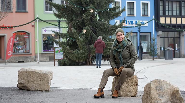 Am 2. Januar steht auf dem Heidingsfelder Rathausplatz noch der Weihnachtsbaum – sonst gibt es dort aber wenig Grünes.