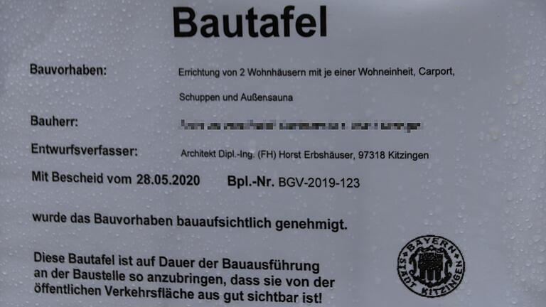 In Kitzingen entstehen gerade zwei Fertighäuser. Die Bauherren beklagen die lange Genehmigungsdauer durch die Stadtverwaltung. In Kitzingen entstehen gerade zwei Fertighäuser. Die Bauherren beklagen die lange Genehmigungsdauer durch die Stadtverwaltung.