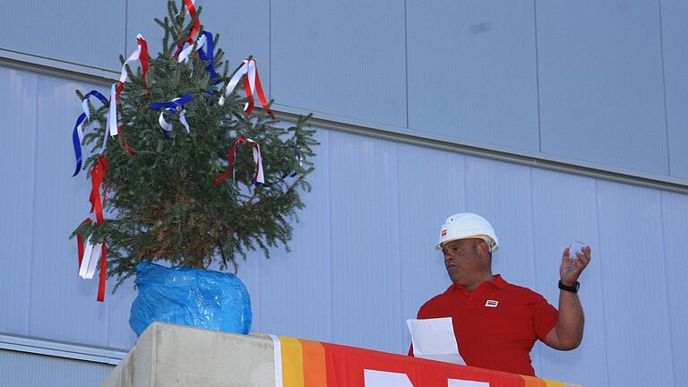 Am Ende seines Richtspruchs warf Polier Harald Silberhorn das leere Weinglas in hohem Bogen auf den Boden. Die Scherben sollen dem Projekt weiter Glück bringen. Am Ende seines Richtspruchs warf Polier Harald Silberhorn das leere Weinglas in hohem Bogen auf den Boden. Die Scherben sollen dem Projekt weiter Glück bringen.