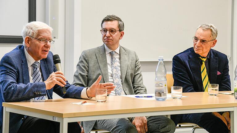 Wer bedroht jüdisches Leben in Deutschland? An der Universität Würzburg diskutierten (von links) Josef Schuster, Präsident des Zentralrats der Juden in Deutschland, sowie die Historiker Peter Hoeres und Michael Wolffsohn. Wer bedroht jüdisches Leben in Deutschland? An der Universität Würzburg diskutierten (von links) Josef Schuster, Präsident des Zentralrats der Juden in Deutschland, sowie die Historiker Peter Hoeres und Michael Wolffsohn.
