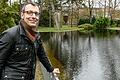 Gartenamtsleiter Helge Grob am Pleicher Weiher im Park zwischen Röntgenring und Bismarckstraße. Dieser soll als Zwischenspeicher für das Wasser aus einer der Bahnhofsquellen dienen.
