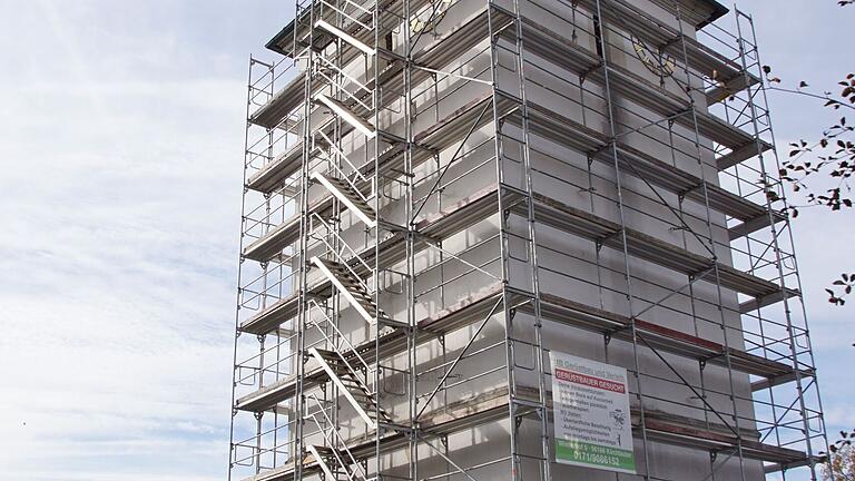 Komplett eingerüstet präsentiert sich derzeit der Turm der Pfarrkirche St. Vitus in Untersteinbach. Wenn Läutwerk und Glockenanlage saniert sind, soll der spätgotische Turm auch einen neuen Außenanstrich erhalten. Die Kirchenstiftung Untersteinbach und die politische Gemeinde Rauhenebrach teilen sich die Baulast am Turm jeweils zur Hälfte. Komplett eingerüstet präsentiert sich derzeit der Turm der Pfarrkirche St. Vitus in Untersteinbach. Wenn Läutwerk und Glockenanlage saniert sind, soll der spätgotische Turm auch einen neuen Außenanstrich erhalten. Die Kirchenstiftung Untersteinbach und die politische Gemeinde Rauhenebrach teilen sich die Baulast am Turm jeweils zur Hälfte.