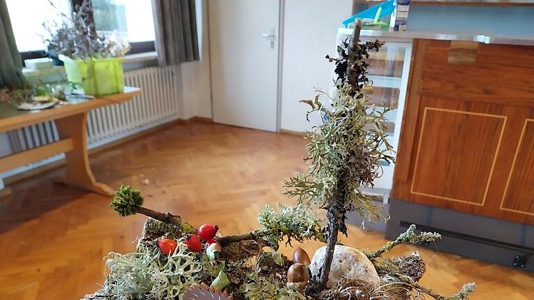 Nach dem Spaziergang wurden aus den gesammelten Blättern, Zweigen, Früchten und Gräsern kleine herbstliche Kunstwerke.