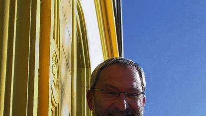 Inspiration: Ausreichend Anregungen zu seinen Verbrechen hat Krimi-Autor Günter Huth in seiner Zeit als Geschäftsleiter des ehrwürdigen Gemündener Amtsgerichts (im Hintergrund) erhalten. Inspiration: Ausreichend Anregungen zu seinen Verbrechen hat Krimi-Autor Günter Huth in seiner Zeit als Geschäftsleiter des ehrwürdigen Gemündener Amtsgerichts (im Hintergrund) erhalten.