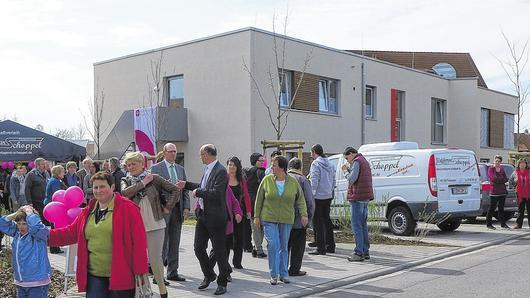 Zahlreiche Ehrengäste, Bewohner, deren Angehörige, Nachbarn, Vertreter von Politik und Kirchen sowie Mitarbeiter der Rummelsberger feierten gemeinsam und dankten allen, die an der Errichtung der neuen Gebäude für Menschen mit teils mehrfacher Behinderung beteiligt waren. Zahlreiche Ehrengäste, Bewohner, deren Angehörige, Nachbarn, Vertreter von Politik und Kirchen sowie Mitarbeiter der Rummelsberger feierten gemeinsam und dankten allen, die an der Errichtung der neuen Gebäude für Menschen mit teils mehrfacher Behinderung beteiligt waren.