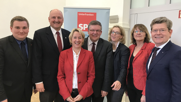 Die Top Fünf der Unterfranken-SPD für die Landtagswahl (von links): René van Eckert, Bezirkschef Bernd Rützel, Martina Fehlner, Volkmar Halbeib, Landesvorsitzende Natascha Kohnen, Kathi Petersen und Georg Rosenthal. Foto: Michael Czygan Die Top Fünf der Unterfranken-SPD für die Landtagswahl (von links): René van Eckert, Bezirkschef Bernd Rützel, Martina Fehlner, Volkmar Halbeib, Landesvorsitzende Natascha Kohnen, Kathi Petersen und Georg Rosenthal. Foto: Michael Czygan