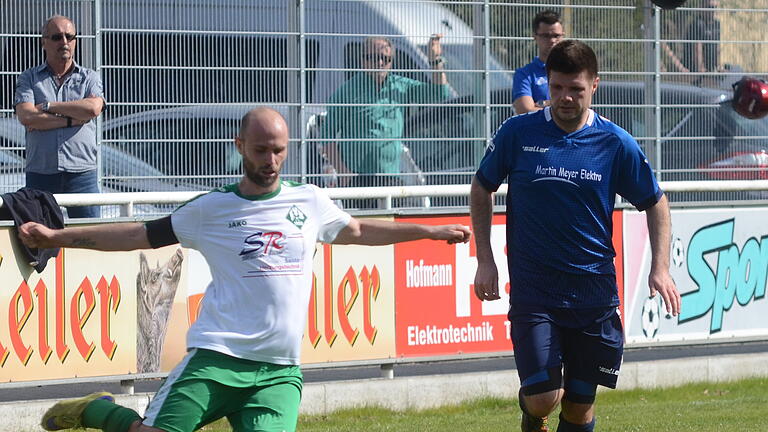 Fußball Bezirksliga, FV Karlstadt - TSV Uettingen am Sonntag, 7. April 2019: links Severin Wagner (Karlstadt), rechts Kai Fleischmann (Uettingen)