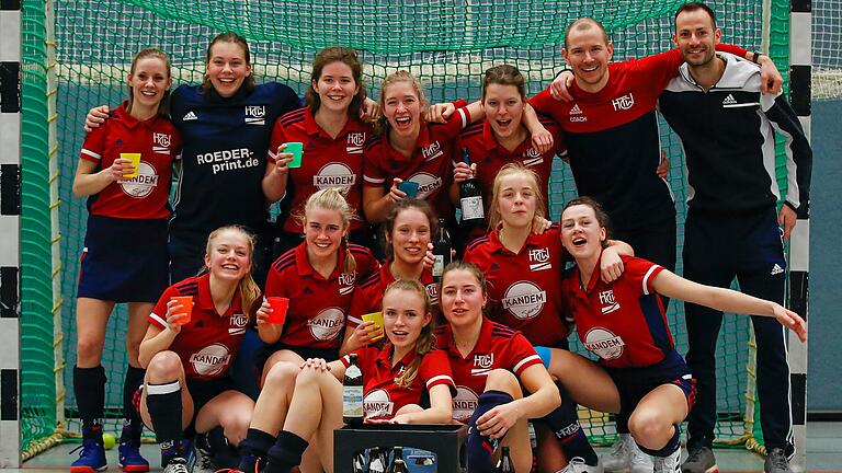 Die Frauen vom HTC Würzburg gewannen das Aufstiegsduell gegen Grünwald mit (hinten von links) Sophia Kippes, Jana Sahlmüller, Hannah Dreyer, Nina Rolfs, Mareike Menschick, den Trainern Lukas Gövert und Christian Hoffmann, (Mitte) Nele Pöhler, Gwen Korte, Clara Böhmer, Carlotta Hackbarth und Klara Eiselein, (vorne) Lea Hüttmann und Annika Hauschild.