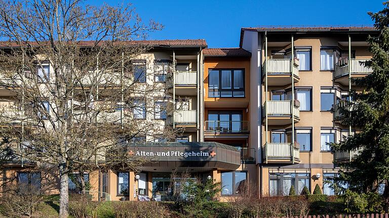 Die Tage des BRK-Alten- und Pflegeheimes sind gezählt. Im Herbst soll mit den Bauarbeiten für den Neubau begonnen werden. Wenn alles planmäßig verläuft, findet der Umzug 2025/2026 statt. Die Tage des BRK-Alten- und Pflegeheimes sind gezählt. Im Herbst soll mit den Bauarbeiten für den Neubau begonnen werden. Wenn alles planmäßig verläuft, findet der Umzug 2025/2026 statt. 