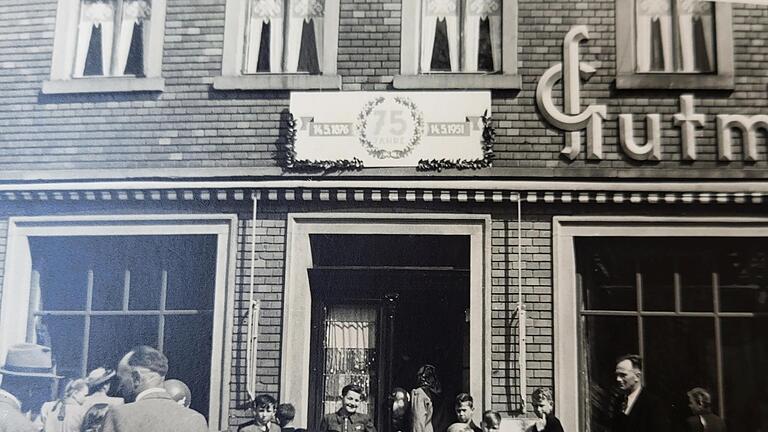 1951 feierte das Bekleidungshaus Gutmann das 75-jährige Bestehen. - 1951 feierte das Bekleidungshaus Gutmann das 75-jährige Bestehen. 1951 feierte das Bekleidungshaus Gutmann das 75-jährige Bestehen. - 1951 feierte das Bekleidungshaus Gutmann das 75-jährige Bestehen.