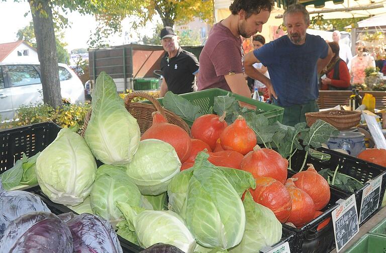 Auf dem Bauernmarkt beim Krautfest in Unterpleichfeld gibt es Kraut in allen Variationen und andere Gemüse-Spezialitäten. Auf dem Bauernmarkt beim Krautfest in Unterpleichfeld gibt es Kraut in allen Variationen und andere Gemüse-Spezialitäten.