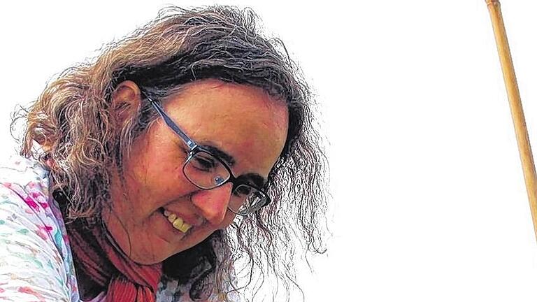Fallen stellen: Zur Demonstration zeigt Landschaftsplanerin Carola Rein, wie sie die Hamsterfalle vor einem Bau aufstellt, um die geschützten Tiere umsiedeln zu können. Aufg dem Euerbacher Acker gibt es inzwischen allerdings keine Feldhamster mehr. Fallen stellen: Zur Demonstration zeigt Landschaftsplanerin Carola Rein, wie sie die Hamsterfalle vor einem Bau aufstellt, um die geschützten Tiere umsiedeln zu können. Aufg dem Euerbacher Acker gibt es inzwischen allerdings keine Feldhamster mehr.