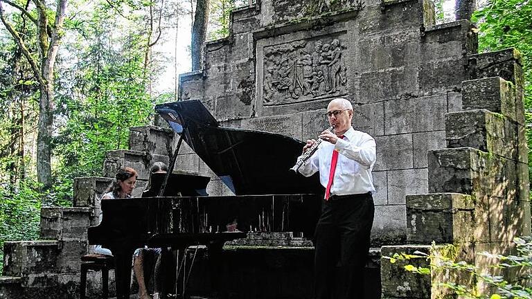 Der Minnesängerplatz stellt ein romantisches Plätzchen im Landschaftsgarten dar und ist häufig Schauplatz von kulturellen Veranstaltungen: wie hier im vergangenen August beim Konzert „Klänge unterm Blätterdach“ mit Gudrun Brückner und Nico Winandy. Der Minnesängerplatz stellt ein romantisches Plätzchen im Landschaftsgarten dar und ist häufig Schauplatz von kulturellen Veranstaltungen: wie hier im vergangenen August beim Konzert „Klänge unterm Blätterdach“ mit Gudrun Brückner und Nico Winandy.
