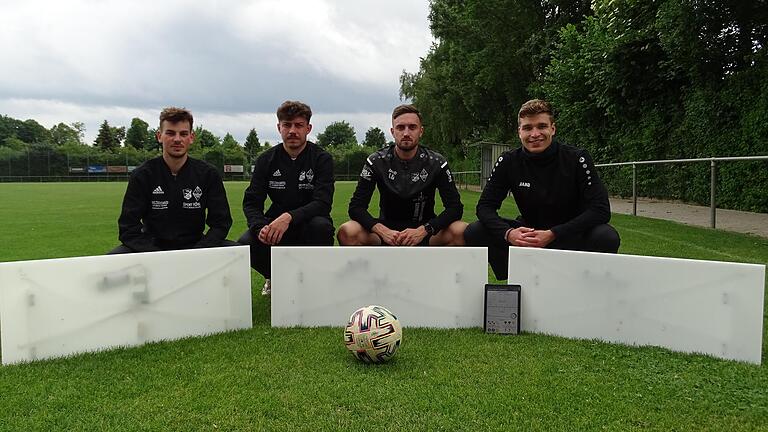 So sehen die Panels des Groundpasser-Projekts aus – und das sind die Macher dahinter (von links): Sandro Weber, Moritz Weeth, Linus Geyer und Jonas Schulz (alle TSV Ettleben/Werneck). So sehen die Panels des Groundpasser-Projekts aus – und das sind die Macher dahinter (von links): Sandro Weber, Moritz Weeth, Linus Geyer und Jonas Schulz (alle TSV Ettleben/Werneck).