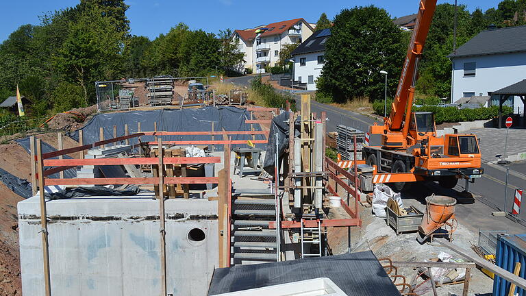 Treffpunkt Baustelle Garitzer Kreuzung: Jetzt ist Halbzeit, sagte Michael Fuchs, der Leiter des Staatlichen Bauamts (Schweinfurt, rechts) am Mittwoch auf der Garitzer Baustelle, wo er sich mit Landrat Thomas Bold (links) und Oberbürgermeister Dirk Vogel zum aktuellen Stand der Dinge austauschte.