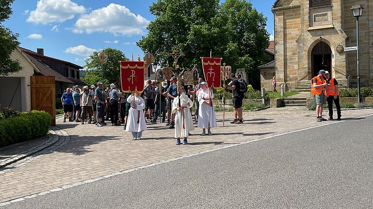 Großes Spektakel für ein kleines Dorf: Auf dem Weg von Bad Königshofen nach Vierzehnheiligen machen die Teilnehmer der Männerwallfahrt Mittagspause in Wasmuthhausen.