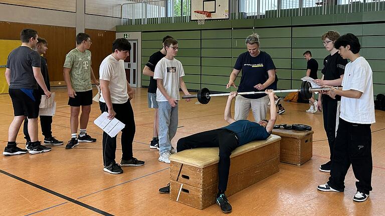 Im Bild: Die Realschüler an einer Station des Polizeitests in der Sporthalle.