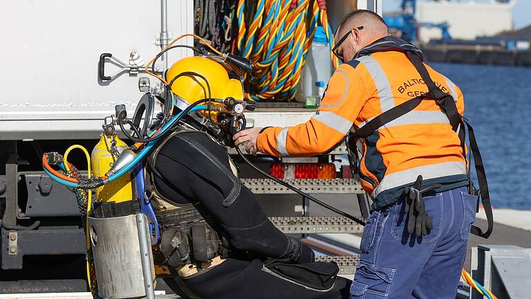 Havarierter Öltanker Annika       -  Ein Taucher macht sich im Rostocker Hafen startklar, um den Rumpf des nach einem Brand havarierten Öltankschiffes &bdquo;Annika&rdquo; zu kontrollieren.