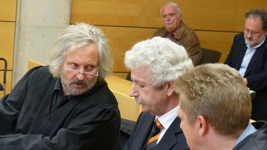 Selbst die Rechtsanwälte Norman Jacob (links) und Michael Schulze (rechts) waren gestern überrascht von der Revision gegen das Urteil gegen Ex-Oberbürgermeister Karl Heinz Laudenbach (Mitte). Foto: Archiv/Bartl       -  Selbst die Rechtsanwälte Norman Jacob (links) und Michael Schulze (rechts) waren gestern überrascht von der Revision gegen das Urteil gegen Ex-Oberbürgermeister Karl Heinz Laudenbach (Mitte). Foto: Archiv/Bartl