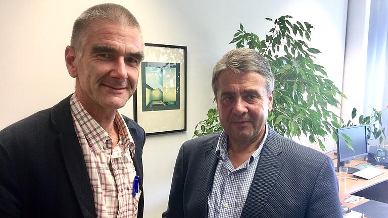 Exklusiv: Gabriel warnt vor &bdquo;dramatischen Konsequenzen&ldquo;       -  Ex-SPD-Chef Sigmar Gabriel sprach im Interview mit Redakteur Andreas Jungbauer über die aktuelle Regierungskrise, sein Verhältnis zur SPD-Spitze und seine neue Rolle in der Privatwirtschaft.