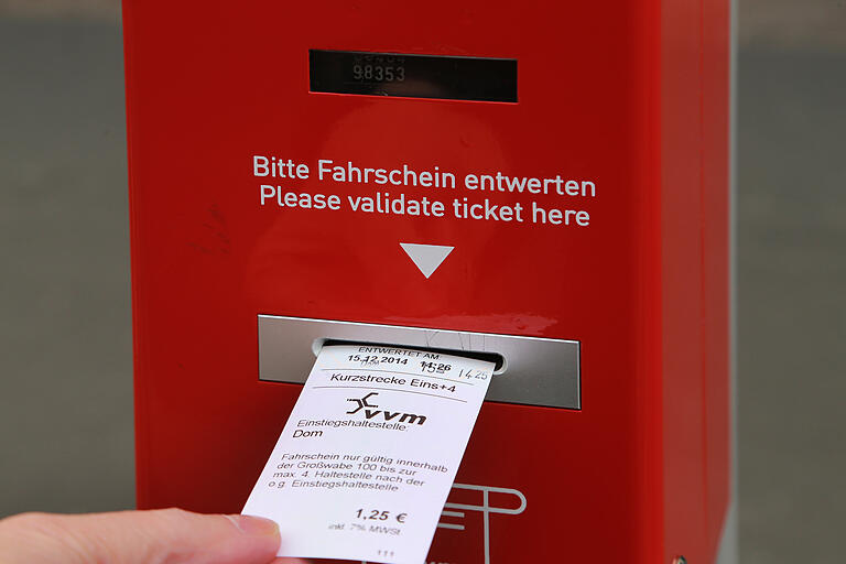 Am Würzburger Farscheinautomat im Jahr 2014: Von diesen Fahrpreisen kann man heute nur noch träumen. Allerdings soll es künftig ein günstiges Jahres-Abo geben. Archivbild: Theresa Müller