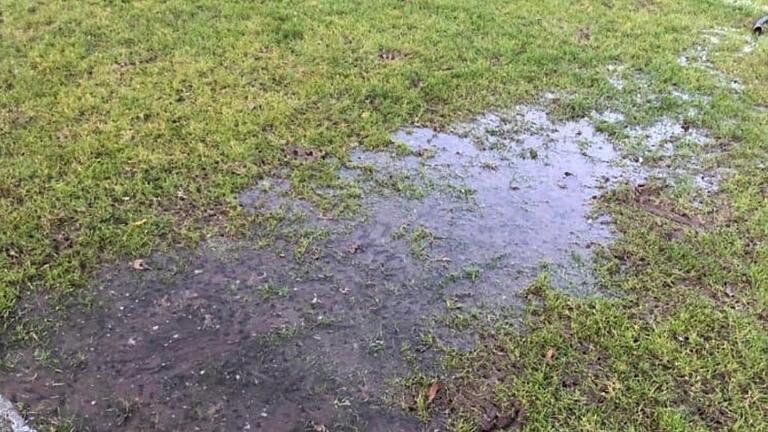 Eine Wasserlache im Fünfmeterraum des SV Maidbronn: Mit diesem Foto wollten die Verantwortlichen des SV Maidbronn am Wochenende die Absage der Kreisliga-Partie gegen den SC Schwarzach rechtfertigen. Kurios: Das Schlauchende im oberen rechten Eck legte den Verdacht nahe, der Platz sei bewusst geflutet worden. Das betreffende Foto hat sich im Internet in Windeseile in ganz Unterfranken verbreitet und in Fußballkreisen für reichlich Diskussionsstoff gesorgt. Am Ende war alle Aufregung umsonst: Die Verantwortlichen einigten sich und die Partie fand statt.