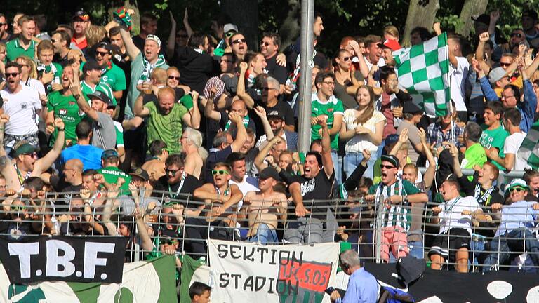 Beste Stimmung im Fanblock des FC 05 Schweinfurt. Und immer vor dem Anpfiff beim Heimspielen dabei: Peter Fabians 'Grün-weiß sind unsere Farben'.