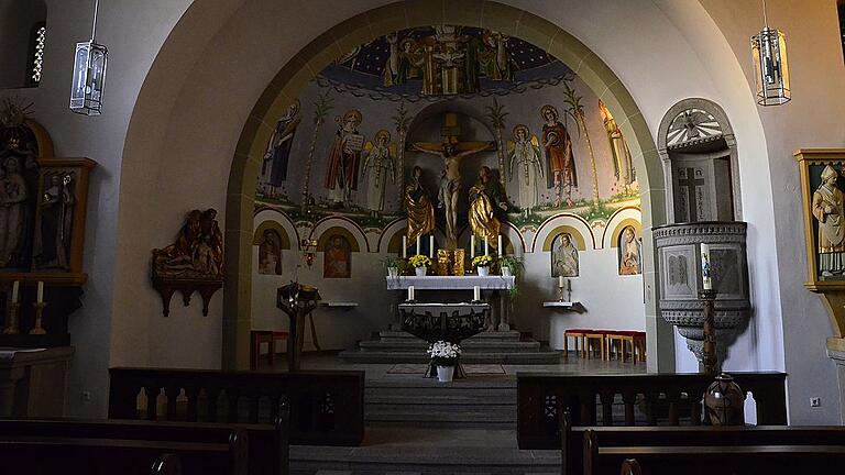 Der neue Hochaltar entstand 1921 beim Umbau der St. Martins-Kirche in Poppenhausen und wurde von bedeutenden Künstlern der Region ausgestaltet. Der neue Hochaltar entstand 1921 beim Umbau der St. Martins-Kirche in Poppenhausen und wurde von bedeutenden Künstlern der Region ausgestaltet.