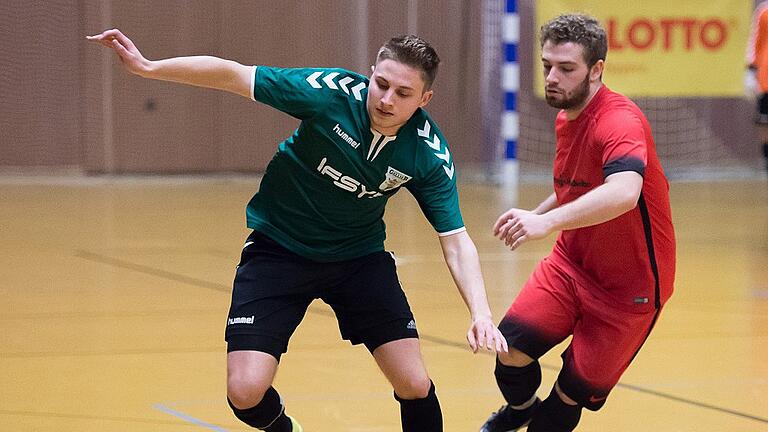 Der SG Unsleben/Wollbach (rechts Alexander Landgraf) gelang mit dem Gewinn der Futsal-Kreismeisterschaft durch ein 4:3 nach Sechsmeter-Schießen im Finale gegen den TSV Großbardorf II (links Benjamin Diemer) eine faustdicke Überraschung.