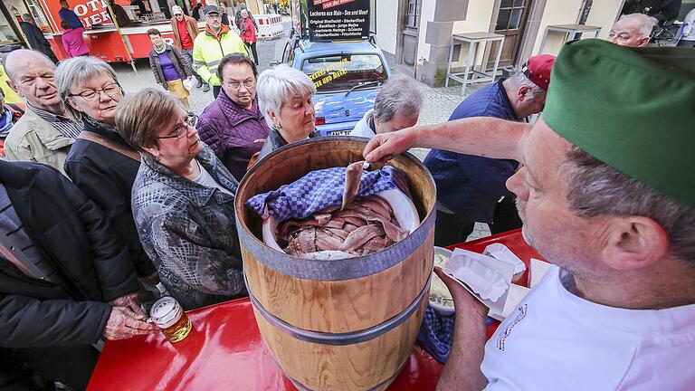 Der Fischmarkt vor Ostern ist der erste Markt in einem Jahr, an dem auch die Geschäfte in der Innenstadt einen verkaufsoffenen Sonntag haben dürfen. Die zweite Gelegenheit ist im Oktober beim Erntedankmarkt.