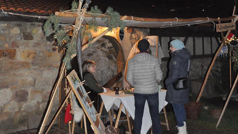 Die Kirchenburg (im Hintergrund) sorgte für einen wunderbaren Rahmen des Ostheimer Adventsmarkts.