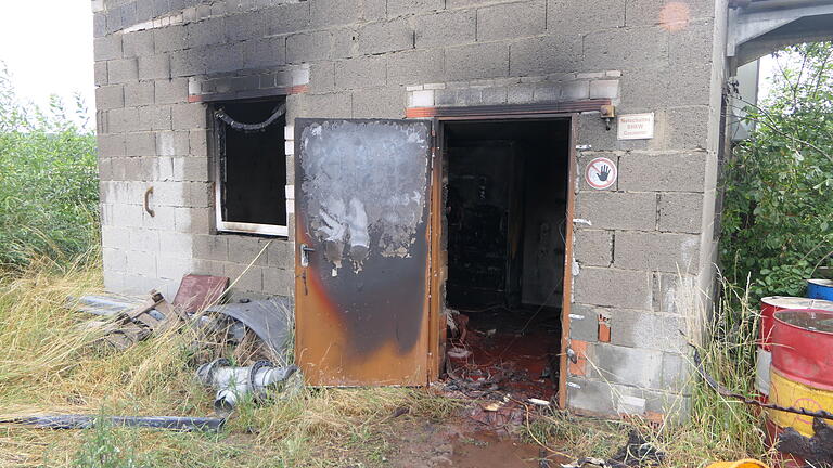 Vollständig ausgebrannt sind der Schaltschrank und weitere Installationen im vorderen Bereich des Gebäudes. Der hinter einer Brandschutzmauer stehende Motor war nicht betroffen. Vollständig ausgebrannt sind der Schaltschrank und weitere Installationen im vorderen Bereich des Gebäudes. Der hinter einer Brandschutzmauer stehende Motor war nicht betroffen.