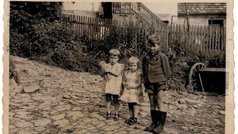 Die drei Geschwister Annemarie, Cornelia und Richard Haydu auf dem landwirtschaftlichen Anwesen ihrer Eltern Anna und Oskar Haydu in Werberg, Anfang der 60er Jahre.       -  Die drei Geschwister Annemarie, Cornelia und Richard Haydu auf dem landwirtschaftlichen Anwesen ihrer Eltern Anna und Oskar Haydu in Werberg, Anfang der 60er Jahre.