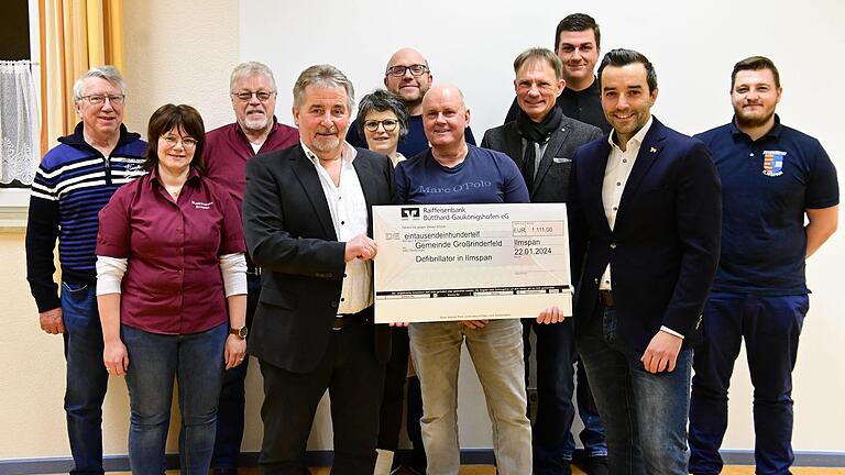 Der Dorfverein Ilmsapn spendete 1111 Euro für die Anschubfinanzierung zur Anschaffung eines Defibrillators in der Gemeinde (von links): Rudolf Wohlfarth (OGV), Regina Gerlinger, Hugo Schreiner (beide Musikkapelle), Ortsvorsteher Hubert Kraus, Alexandra Hetzer (Dorfverein), Thomas Klug (Feuerwehr), Matthias Fleischmann (Kinderchor,) Rainer Gerhards (Mitinitiator u. Koordinator Defis), Andreas Derr (Dorfverein), Bürgermeister Johannes Leibold, Sebastian Polifka (Feuerwehr).