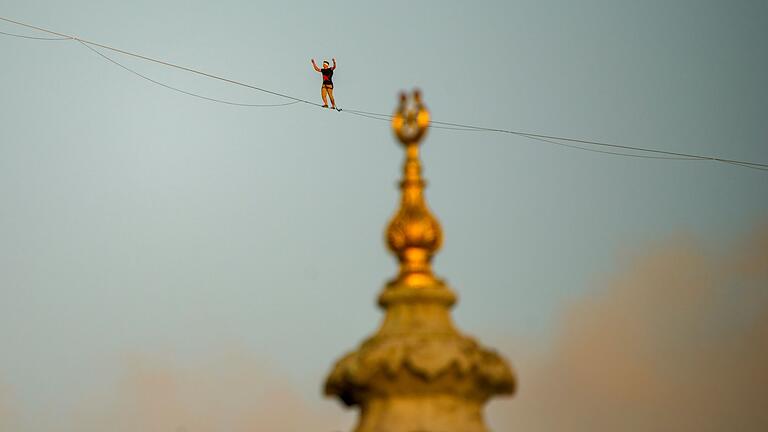 Extremsportler Jaan Roose überquert Bosporus per Slackline       -  Eine spektakuläre Leistung.
