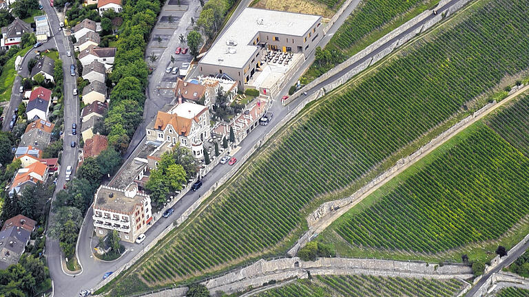 Ungewöhnliche Perspektive aus der Luft: Das Schlosshotel Steinburg mit dem Bestand und dem neuen „Refugium“ als Ostflügel. Ungewöhnliche Perspektive aus der Luft: Das Schlosshotel Steinburg mit dem Bestand und dem neuen „Refugium“ als Ostflügel.