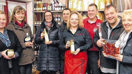 Vielseitiges Angebot: Im wiedereröffneten Hofladen auf „Christians Erdbeer- und Geflügelhof“ in Eußenhausen konnten Christian und Daniela Hoch (Dritter und Vierte von rechts) zahlreiche Vertreter von Partnerbetrieben der Dachmarke Rhön begrüßen, deren Produktspezialitäten ab sofort hier erhältlich sind. Vielseitiges Angebot: Im wiedereröffneten Hofladen auf „Christians Erdbeer- und Geflügelhof“ in Eußenhausen konnten Christian und Daniela Hoch (Dritter und Vierte von rechts) zahlreiche Vertreter von Partnerbetrieben der Dachmarke Rhön begrüßen, deren Produktspezialitäten ab sofort hier erhältlich sind.