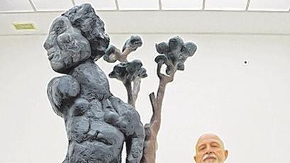 Der „Malerfürst“ als Bildhauer: Markus Lüpertz im Jahr 2010 neben seiner Skulptur „Daphne“. Der „Malerfürst“ als Bildhauer: Markus Lüpertz im Jahr 2010 neben seiner Skulptur „Daphne“.