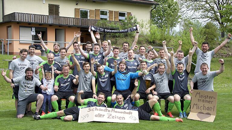 Der SV Burgwallbach/Leutershausen II ist Meister der B-Klasse Rhön 4: Cornelius Kirchner (hinten von links), Thomas Fleckenstein, Klaus Dömling mit Sohn Lenny (davor), Oliver Back, Jannis Vöth, Jakob Kirmse, Benedikt Floth, André Schäfer, Florian Balling, Angelo Rossi, Mario Mölter, Leon Link, Maximilian Kindlein, Marcel Freund, Marcel Mölter, Steffen Krisch, Jens Reinhardt und Jürgen Tripp (vorne von links), David Link, Hannes Schmitt, Kevin Freund, Matthias Dietz, Julian Ziegler, Daniel Freund, Marcel Vetters, Frank Fleckenstein sowie Stephan Mölter (liegend von links) und Dominik Full. Es fehlt: Trainer Michael Treibel.