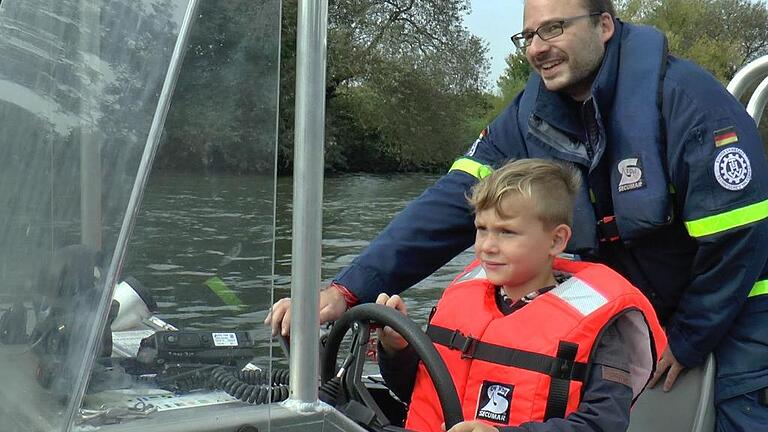 Lauritz Schmitt (7) lenkte mit Unterstützung von Max Schwemmer das THW-Motorboot.