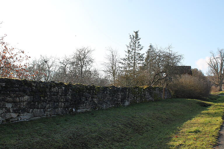 Der sog. „Majorsgarten“ mit seiner historischen Trockensteinmauer könnte auch in Wert gesetzt werden, zum Beispiel als Lehrgarten für heimische Obstsorten. Der sog. „Majorsgarten“ mit seiner historischen Trockensteinmauer könnte auch in Wert gesetzt werden, zum Beispiel als Lehrgarten für heimische Obstsorten.