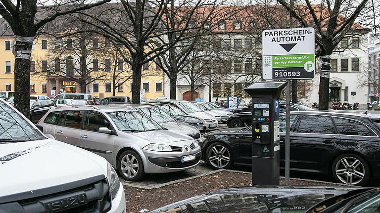 Der Paradeplatz ist zurzeit vor allem eines: ein großer Parkplatz. Der Paradeplatz ist zurzeit vor allem eines: ein großer Parkplatz. 