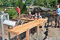Arbeiten schreiten voran:  Vor wenigen Tagen begannen Mitarbeiter einer Garten- und Landschaftsbaufirma aus Mittelfranken mit der Installation der Geräte für den neuen Wasserspielplatz am Sulzfelder Badesee, darunter eine archimedische Schraube aus Metall (im Bild ganz links). Unterstützung leisteten Sulzfelds Bürgermeister Jürgen Heusinger (links) und Bauhof-Mitarbeiter Jürgen Bauer (rechts).