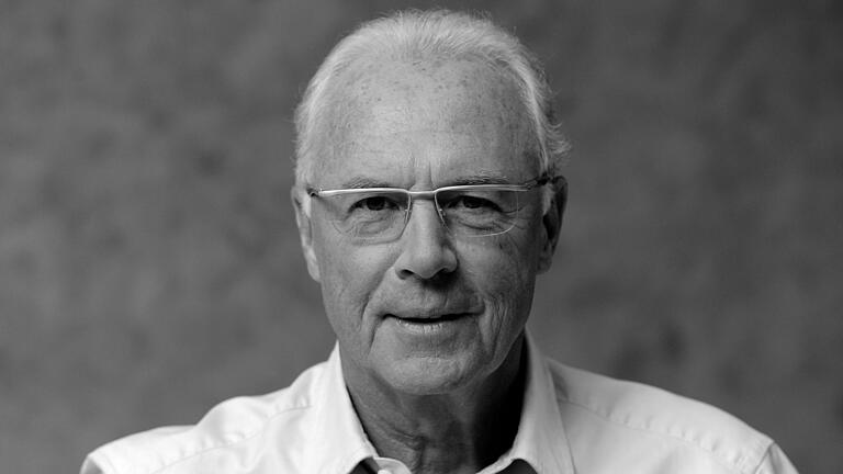 Der Bayerische Fußball-Verband wird am Wochenende bei den bayerischen Hallenmeisterschaften auf Kreis- und Bezirksebene mit einer Schweigeminute Franz Beckenbauer gedenken. Der Bayerische Fußball-Verband wird am Wochenende bei den bayerischen Hallenmeisterschaften auf Kreis- und Bezirksebene mit einer Schweigeminute Franz Beckenbauer gedenken.