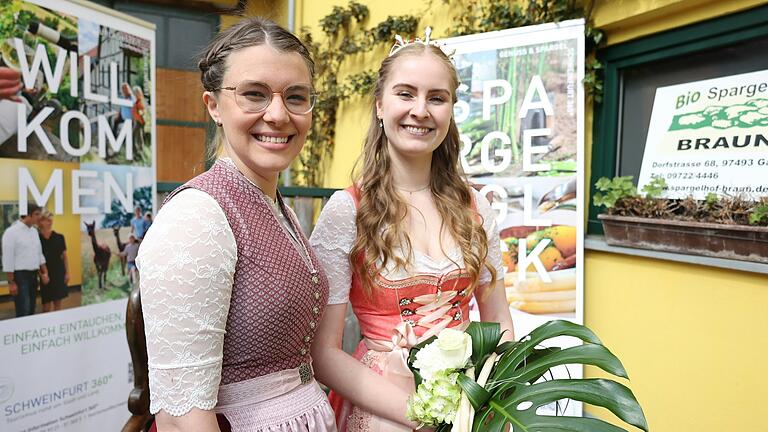 Auf dem Bio-Spargelhof Braun in Garstadt übergibt Christiane Reinhart (links) ihre Krone als Spargelprinzessin an Lena Ziegler (rechts).&nbsp;