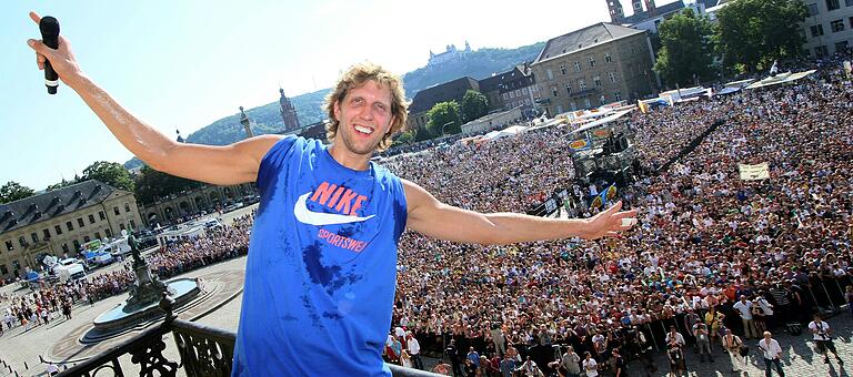 Rund zwei Wochen nach dem Gewinn des Titels in NBA im Jahr 2011 wurde Deutschlands Basketballspieler in seiner Heimatstadt Würzburg von tausenden Menschen auf dem Residenzplatz empfangen. Rund zwei Wochen nach dem Gewinn des Titels in NBA im Jahr 2011 wurde Deutschlands Basketballspieler in seiner Heimatstadt Würzburg von tausenden Menschen auf dem Residenzplatz empfangen.