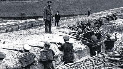 Vorbereitung auf den Grabenkampf: Wir entnahmen das Foto dem Buch „Damals in Würzburg, 1914 bis 1945“ von Werner Dettelbacher. Vorbereitung auf den Grabenkampf: Wir entnahmen das Foto dem Buch „Damals in Würzburg, 1914 bis 1945“ von Werner Dettelbacher.