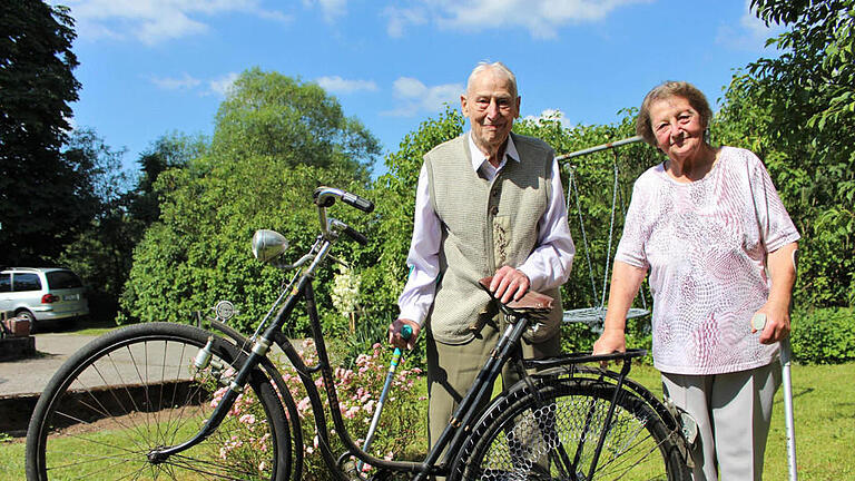 Willi Riemey und seine Frau Hertha in seinem Garten in Rupboden - mit dabei natürlich ein altes Fahrrad aus den 1950-er Jahren. Foto: Julia Raab - Willi Riemey und seine Frau Hertha in seinem Garten in Rupboden - mit dabei natürlich ein altes Fahrrad aus den 1950-er Jahren. Foto: Julia Raab Willi Riemey und seine Frau Hertha in seinem Garten in Rupboden - mit dabei natürlich ein altes Fahrrad aus den 1950-er Jahren. Foto: Julia Raab - Willi Riemey und seine Frau Hertha in seinem Garten in Rupboden - mit dabei natürlich ein altes Fahrrad aus den 1950-er Jahren. Foto: Julia Raab