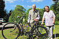 Willi Riemey und seine Frau Hertha in seinem Garten in Rupboden - mit dabei natürlich ein altes Fahrrad aus den 1950-er Jahren.  Foto: Julia Raab       -  Willi Riemey und seine Frau Hertha in seinem Garten in Rupboden - mit dabei natürlich ein altes Fahrrad aus den 1950-er Jahren.  Foto: Julia Raab