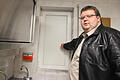 Andreas Trägner, der Vorsitzende des FC Reichenbach, steht am Fenster, über das der Einbrecher ins Reichenbacher Sportheim eingestiegen ist. Die Scheibe hat der Täter zerschlagen. Jetzt ist das Fenster provisorisch mit einer Spanplatte verschlossen. Foto: Heike Beudert       -  Andreas Trägner, der Vorsitzende des FC Reichenbach, steht am Fenster, über das der Einbrecher ins Reichenbacher Sportheim eingestiegen ist. Die Scheibe hat der Täter zerschlagen. Jetzt ist das Fenster provisorisch mit einer Spanplatte verschlossen. Foto: Heike Beudert